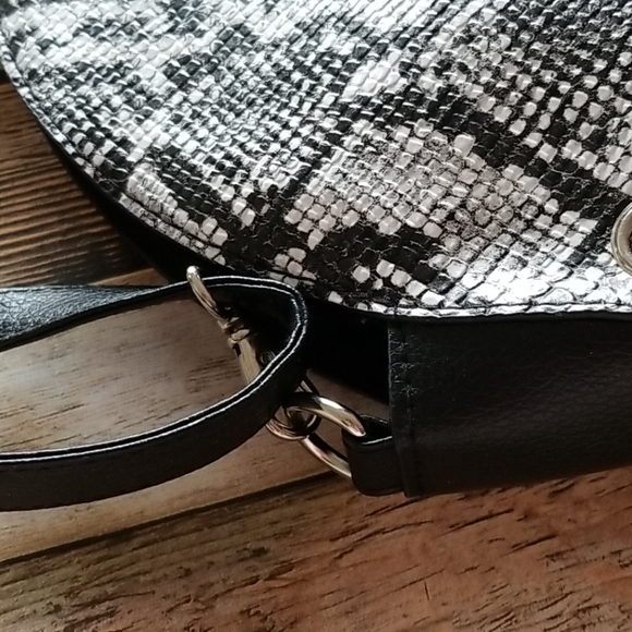 NWT ALLIGATOR PRINT PURSE - Picture 4 of 6